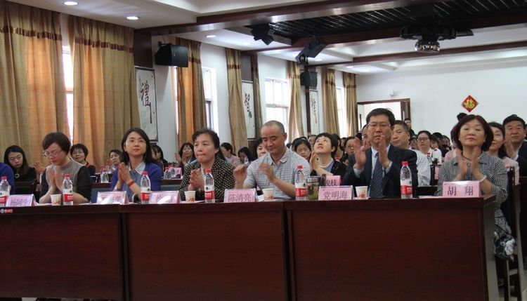 医养结合 任重道远 ---- 市老年医养结合学会老年医学专业 委员会成立大会暨第一届学术会议在市九院圆满召开 医养结合 任重道远 ---- 市老年医养结合学会老年医学专业 委员会成立大会暨第一届学术会议在市九院圆满召开