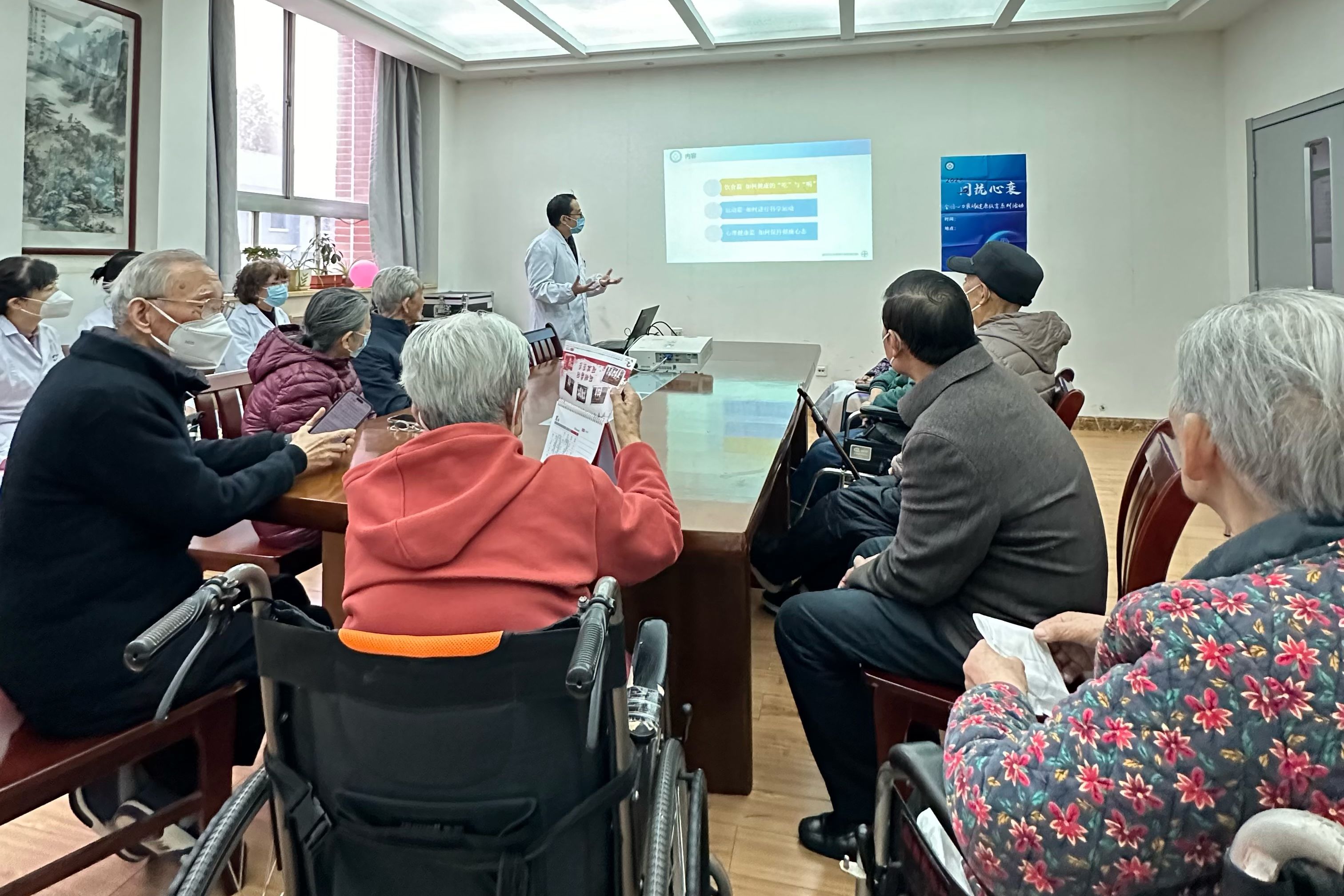 义诊进入养老院 老人乐开心 义诊进入养老院 老人乐开心