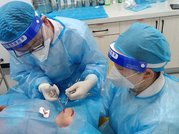 疫情之下，堪当使命，保障群众，有序就医，绿色通道，守护健康