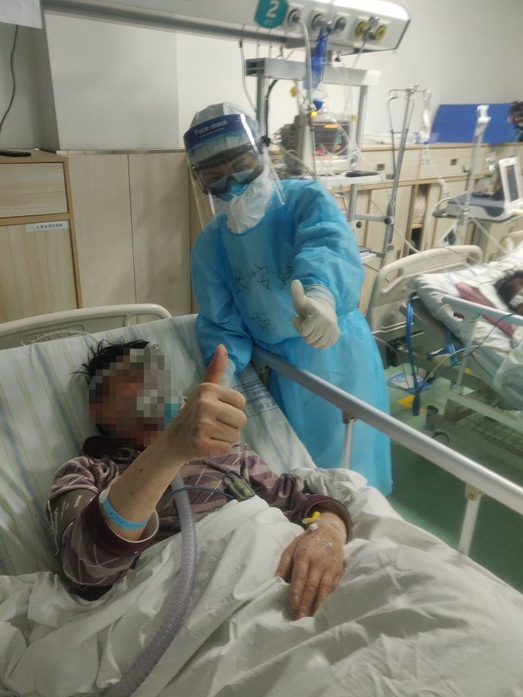 西安市碑林区委常委、副区长乔建宏一行 慰问市九院“西安好人”张安娜 西安市碑林区委常委、副区长乔建宏一行 慰问市九院“西安好人”张安娜