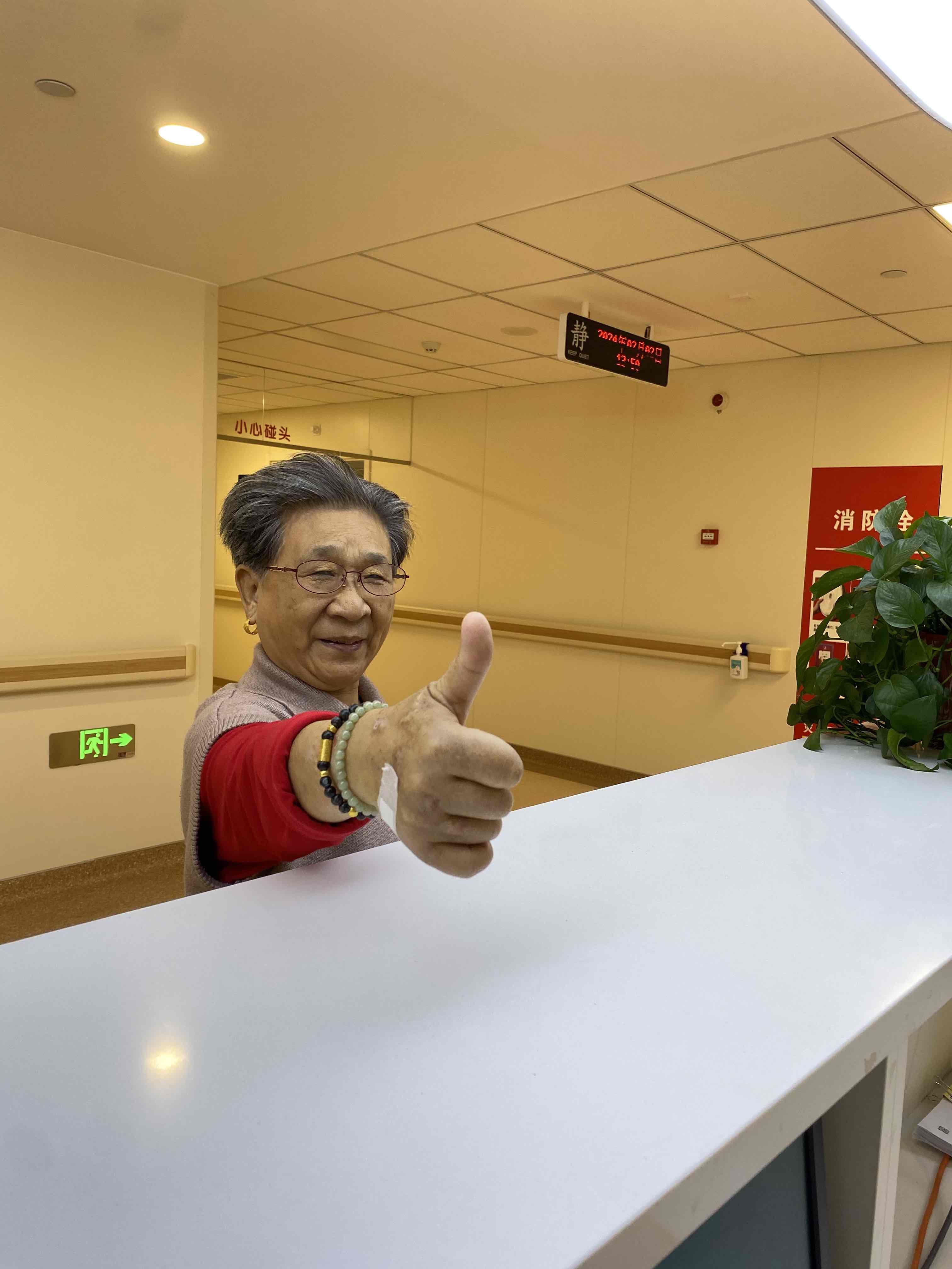 鲜艳锦旗 暖流入心 鲜艳锦旗 暖流入心