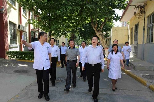 西安市副市长方光华到市九院进行调研 西安市副市长方光华到市九院进行调研