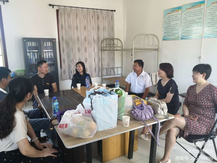 西安市第九医院党委书记郑菊贤一行看望慰问驻村干部