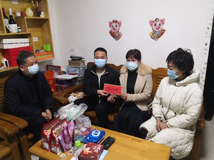 西安市碑林区委常委、副区长乔建宏一行 慰问市九院“西安好人”张安娜 西安市碑林区委常委、副区长乔建宏一行 慰问市九院“西安好人”张安娜