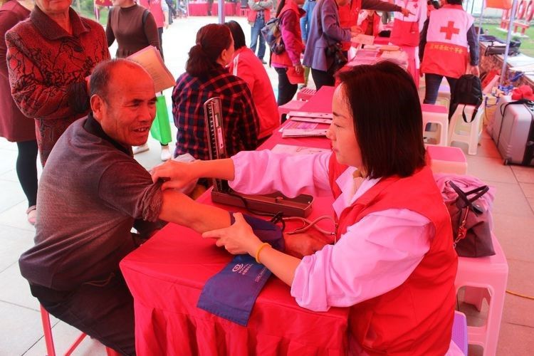 “感动西安 添彩党旗” 市九院志愿者参加市直机关便民服务活动 “感动西安 添彩党旗” 市九院志愿者参加市直机关便民服务活动